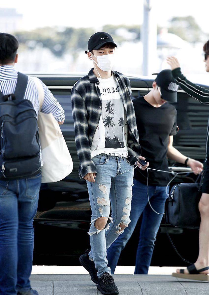 kemeja member EXO (twitter.com/thedailynoona)