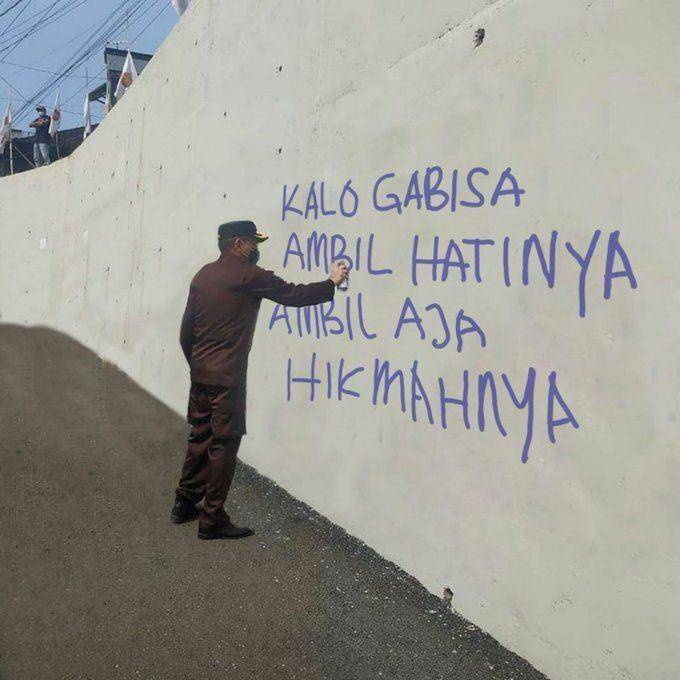 meme orang gagal move on (twitter.com/buabletea)