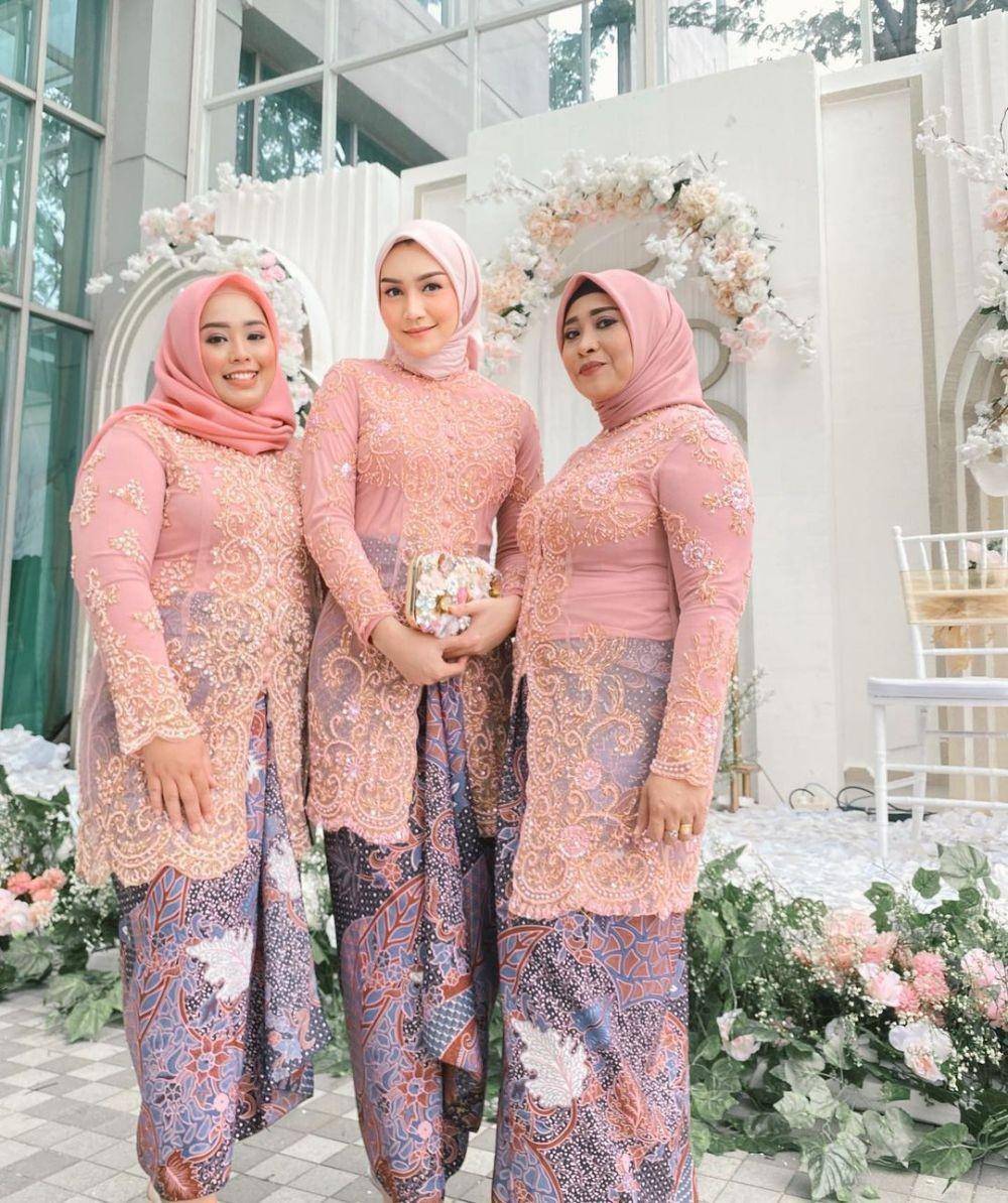 Kebaya seragam. (instagram.com/melodyprima)