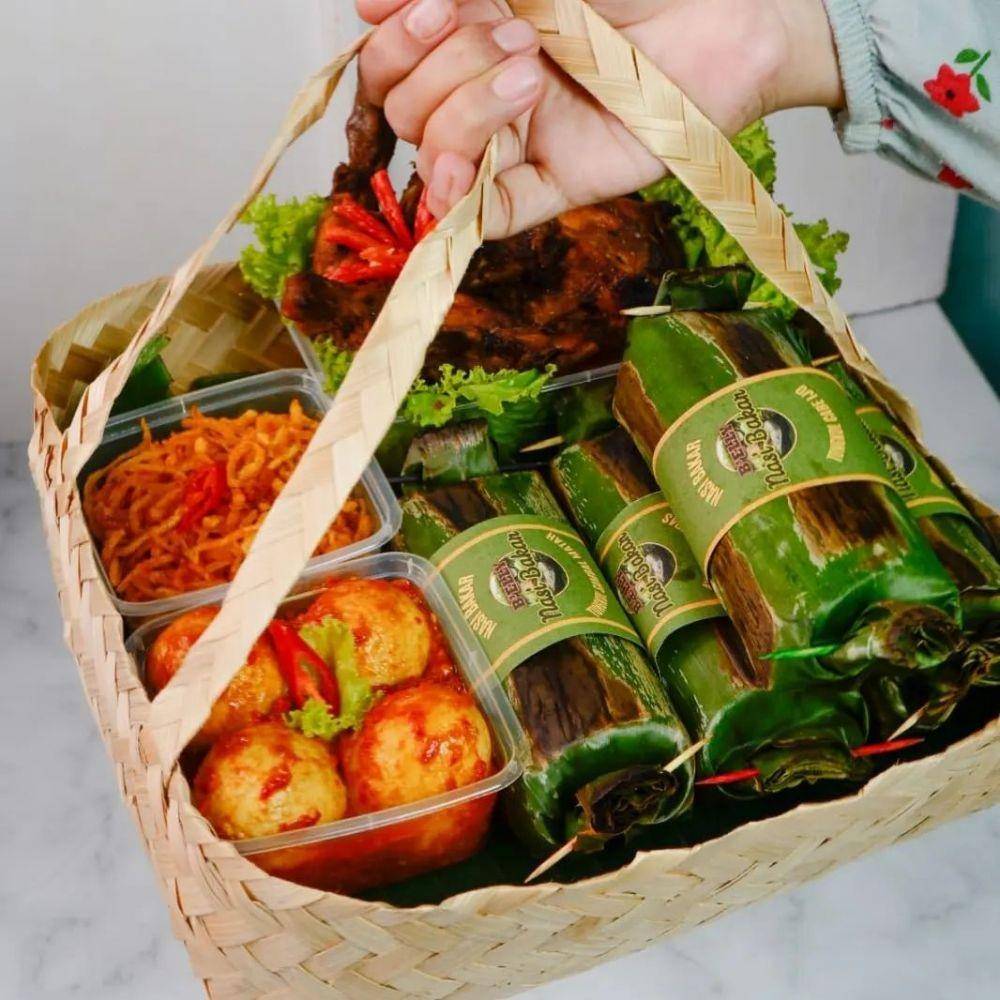 Hampers Lebaran berisi hidangan utama. (Instagram.com/bellynasbak)