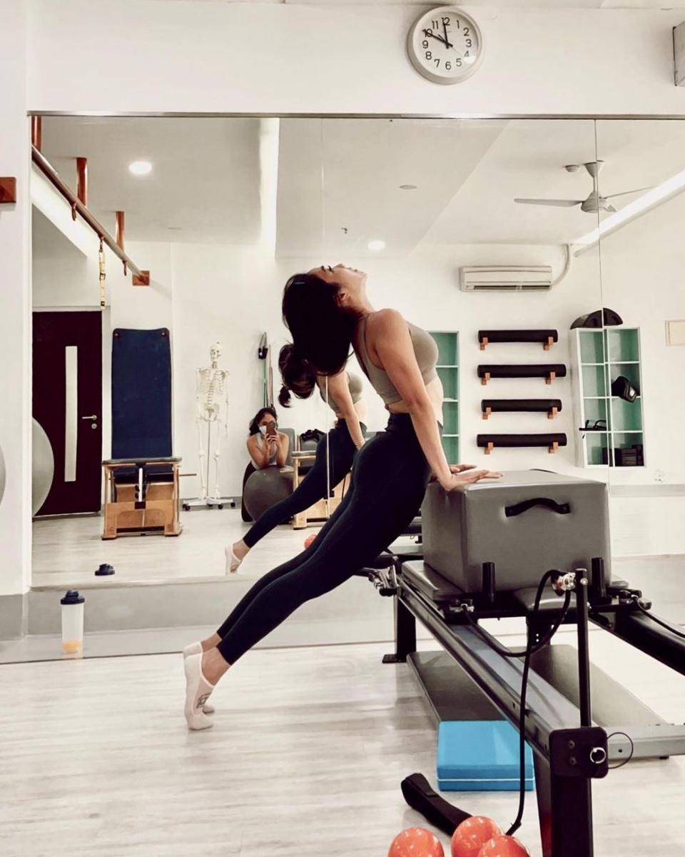 Potret Gisella Anastasia saat latihan angkat beban. (instagram.com/gisel_la)