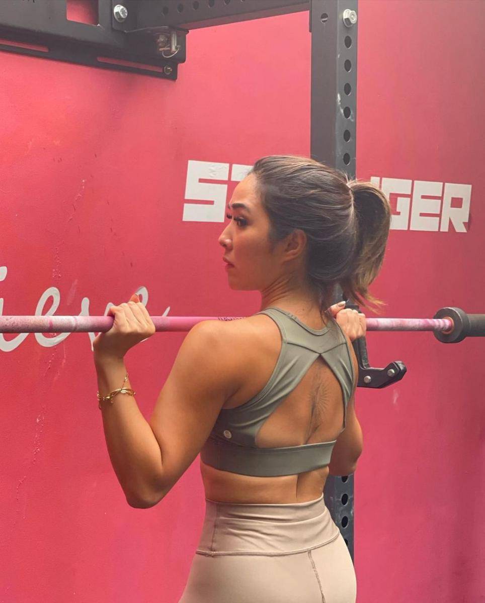 Potret Gisella Anastasia saat latihan angkat beban. (instagram.com/gisel_la)