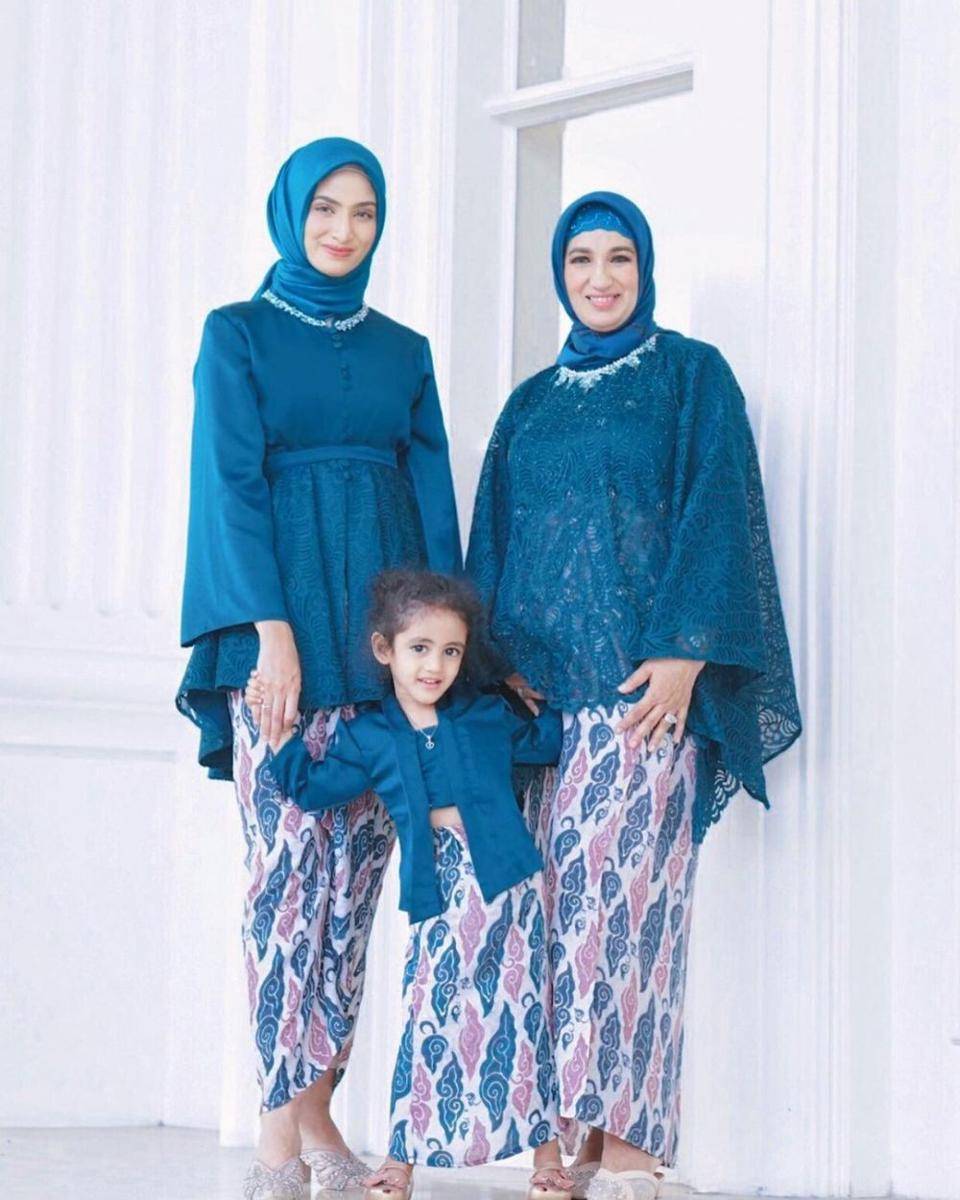 Kebaya seragam. (instagram.com/miraagile)