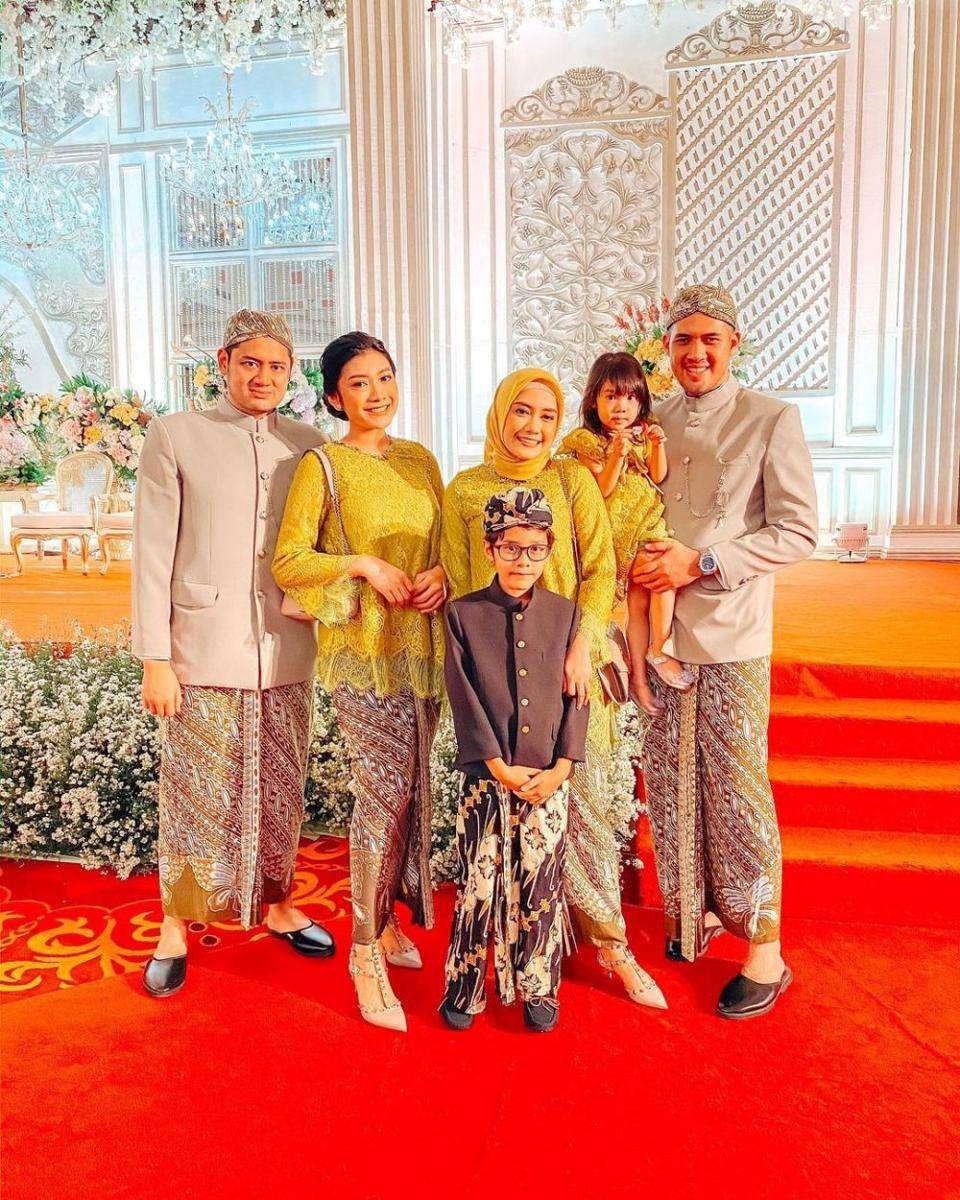 Kebaya seragam. (instagram.com/aninda143)