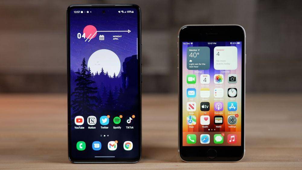 ilustrasi Galaxy A53 5G dan iPhone SE 3 (macrumors.com)