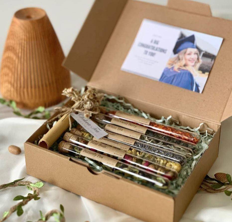 Hampers Lebaran berisi teh. (Shopee.co.id/velovatea)
