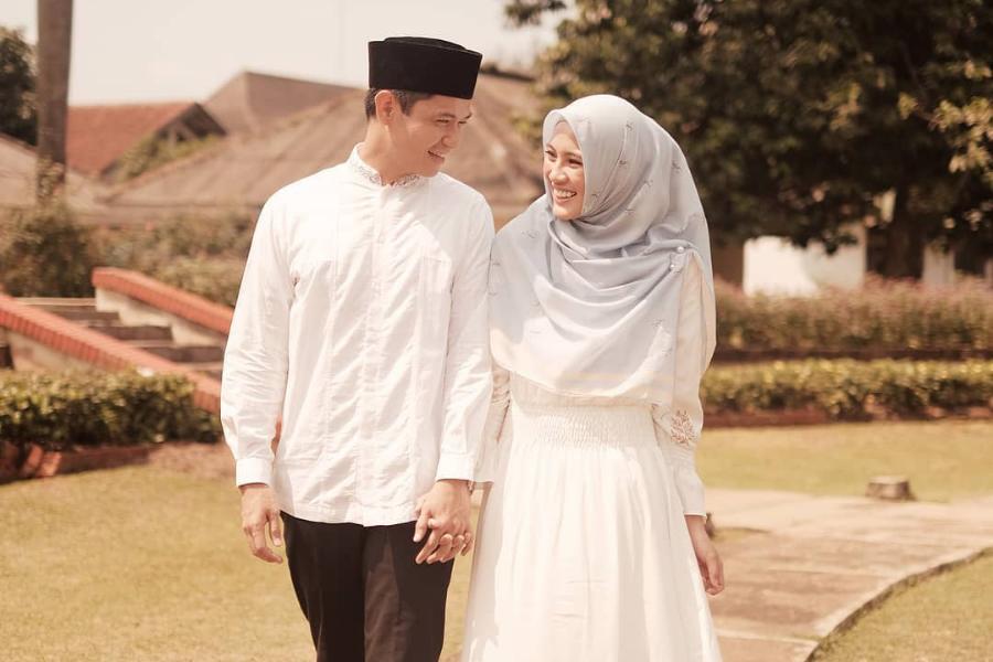 [QUIZ] Pilih 1 Baju Kondangan, Ini Prediksi Kapan Kamu Menikah