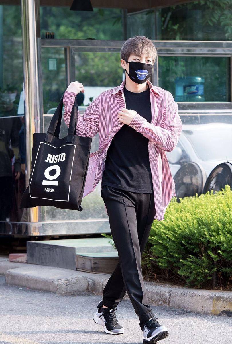 kemeja member EXO (twitter.com/TheDailyNoona)