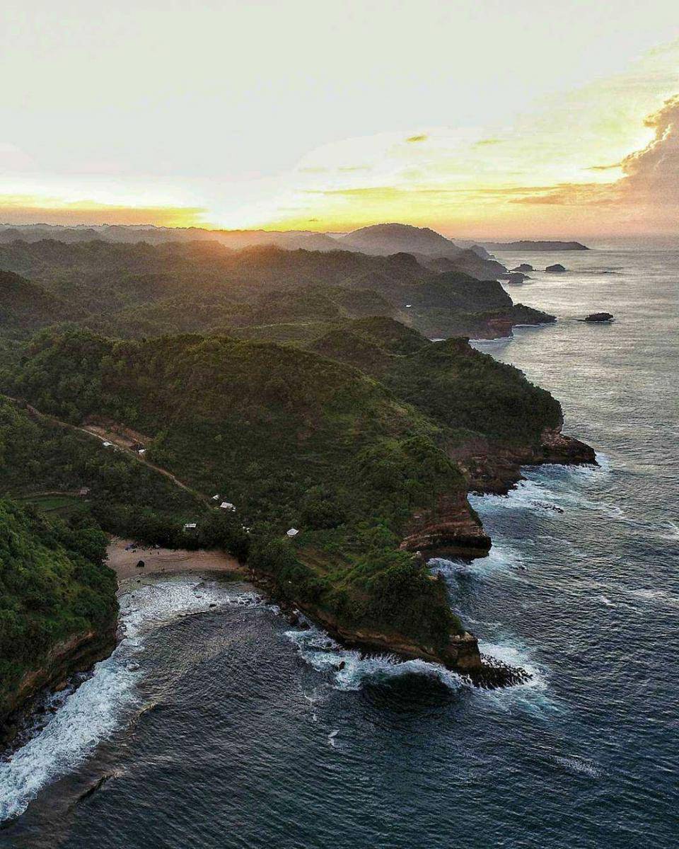 Pantai Ngetun (instagram.com/yogi_bramhanto)