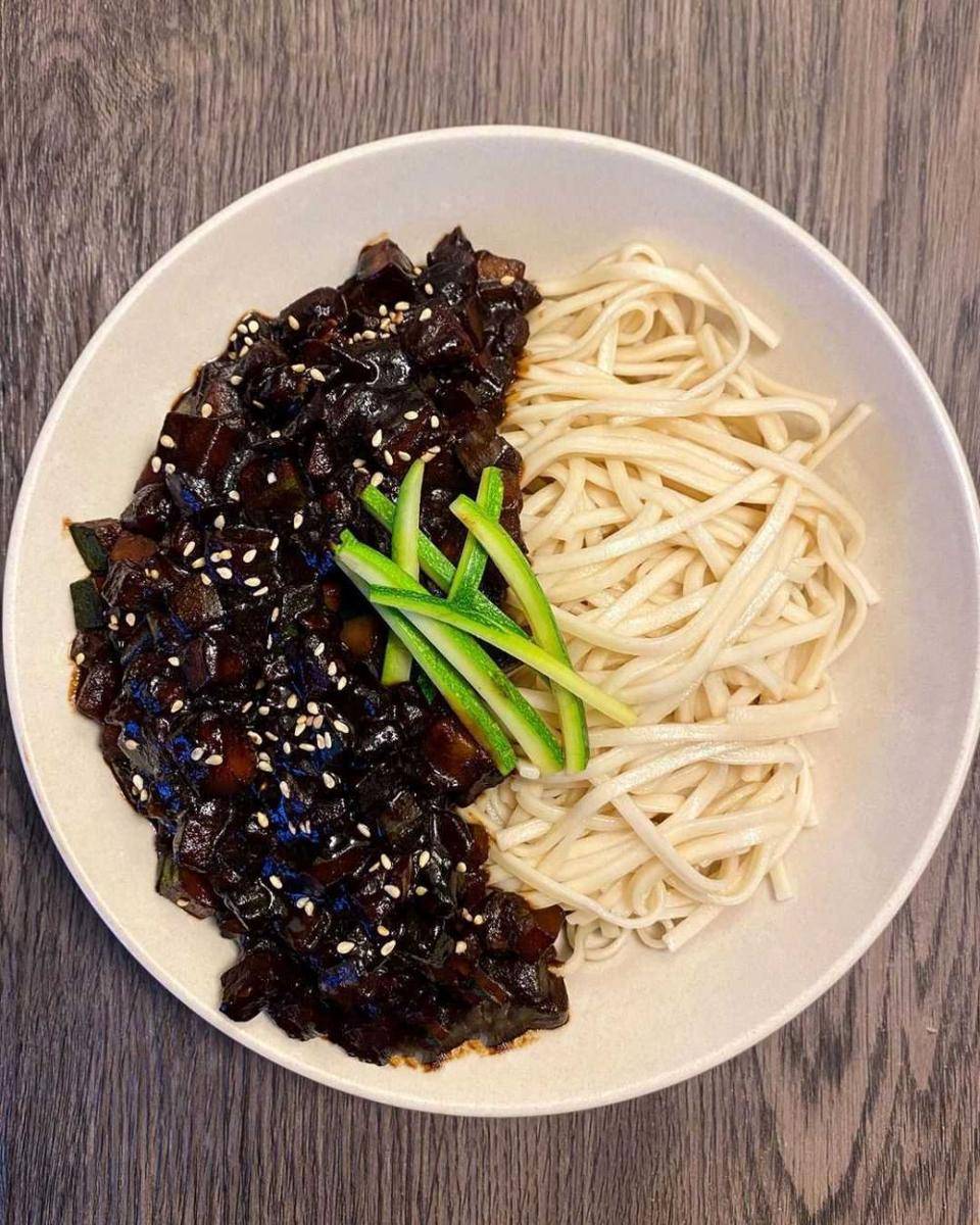 Jajangmyeon (Instagram.com/veronica_eats_)