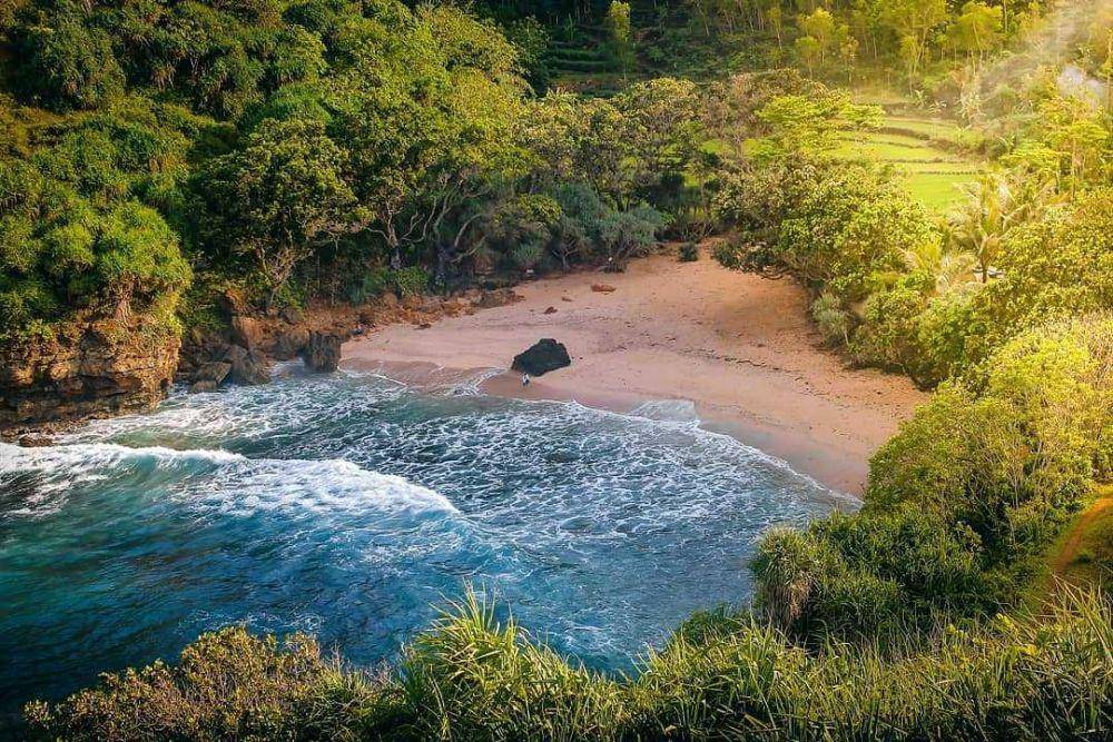 Pantai Ngetun (instagram.com/arfadoni)