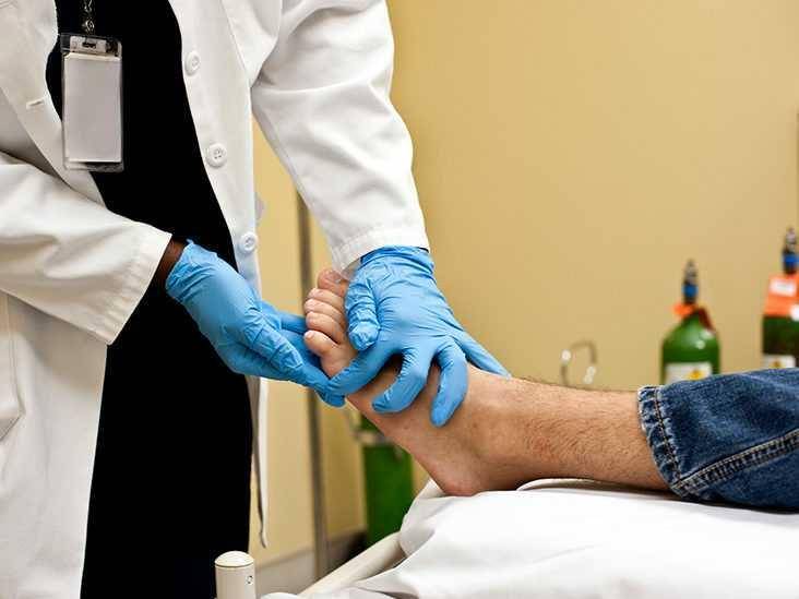 ilustrasi dokter memeriksa kaki pasien (healthline.com)