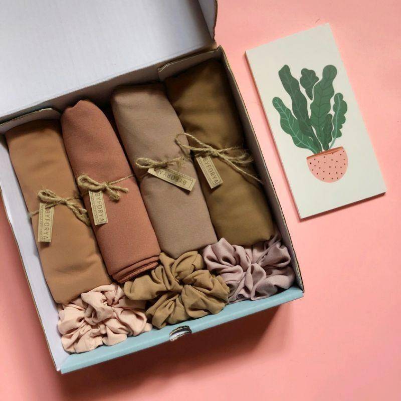 Hampers Lebaran berisi kerudung dan scrunchies. (Shopee.co.id/eviee98)
