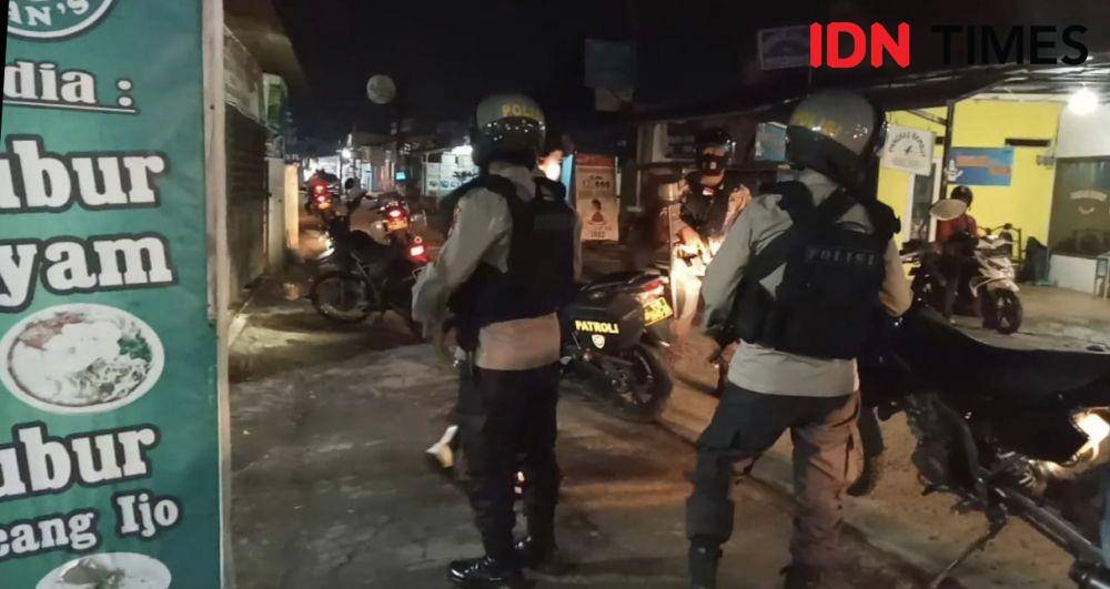 Polsek Bojongsari melakukan patroli kesejumlah pedagang mengantisipasi oknum ormas meminta THR kepada pedagang. (IDNTimes/Dicky)
