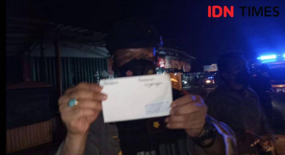 Kapolsek Bojongsari, Kompol Syahroni memperlihatkan amplop yang diberikan ormas kepada pedagang. (IDNTimes/Dicky)
