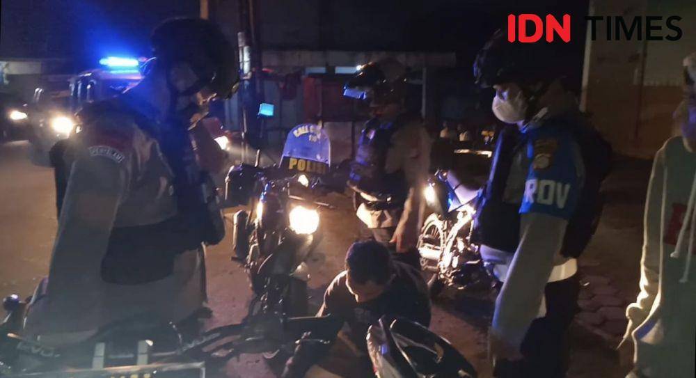 Polsek Bojongsari melakukan patroli malam mengantisipasi tindakan kriminalitas di wilayah Kecamatan Sawangan dan Bojongsari, Kota Depok. (IDNTimes/Dicky)