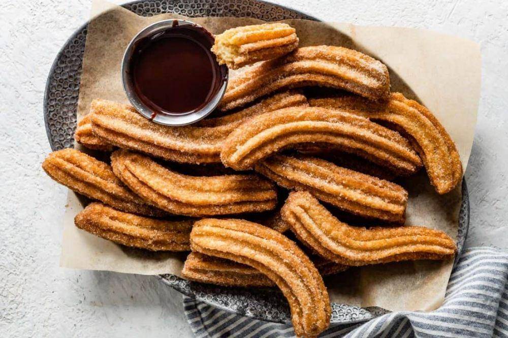 churros salah satu jenis donat dari Italia (snixykitchen.com)