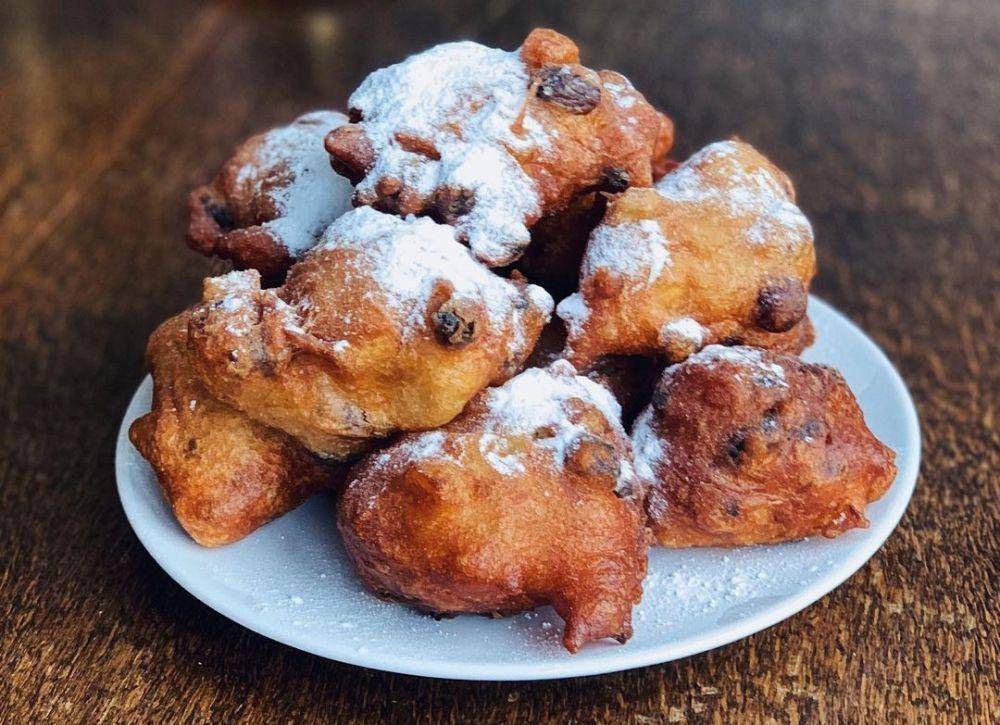 oliebollen (instagram.com/feastonaplate)