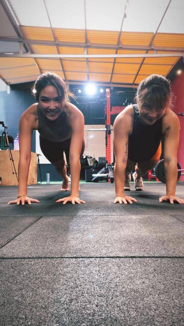 Potret Gisella Anastasia saat latihan angkat beban. (instagram.com/gisel_la)