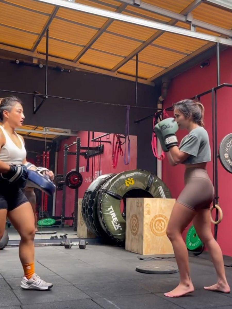 Potret Gisella Anastasia saat latihan angkat beban. (instagram.com/gisel_la)