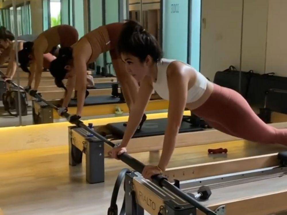 Potret Gisella Anastasia saat latihan angkat beban. (instagram.com/gisel_la)