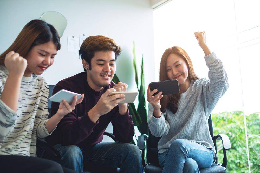 Ilustrasi seseorang yang bermain game menggunakan smartphone (Shutterstock/Farknot Architect)