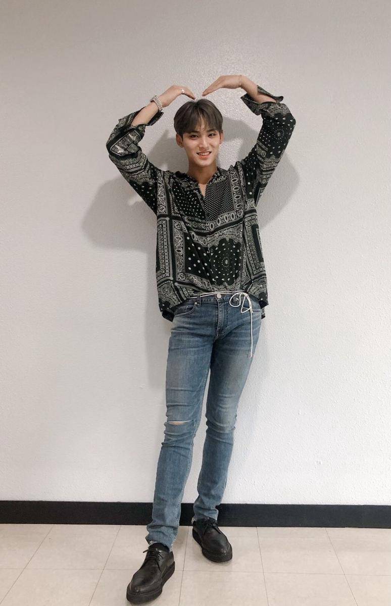 kemeja ala member SVT (twitter.com/thedailynoona)