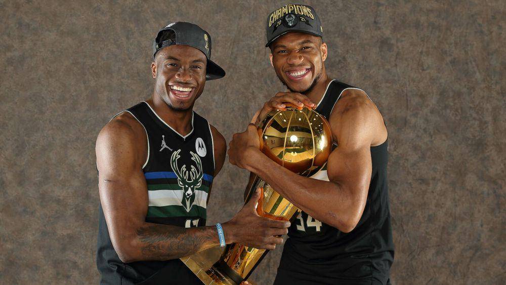 1. Giannis Antetokounmpo dan Thanasis Antetokounmpo (nba.com)