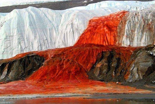 Taylor Glacier, Antartika (instagram.com/physics_is_nature)