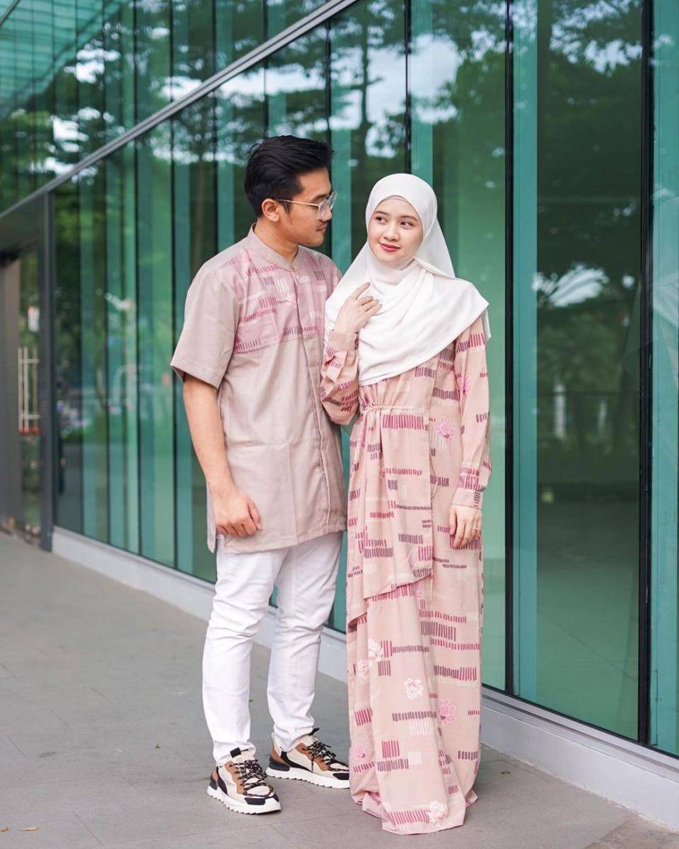 OOTD couple Lebaran warna pastel (instagram.com/adindaamiraa)