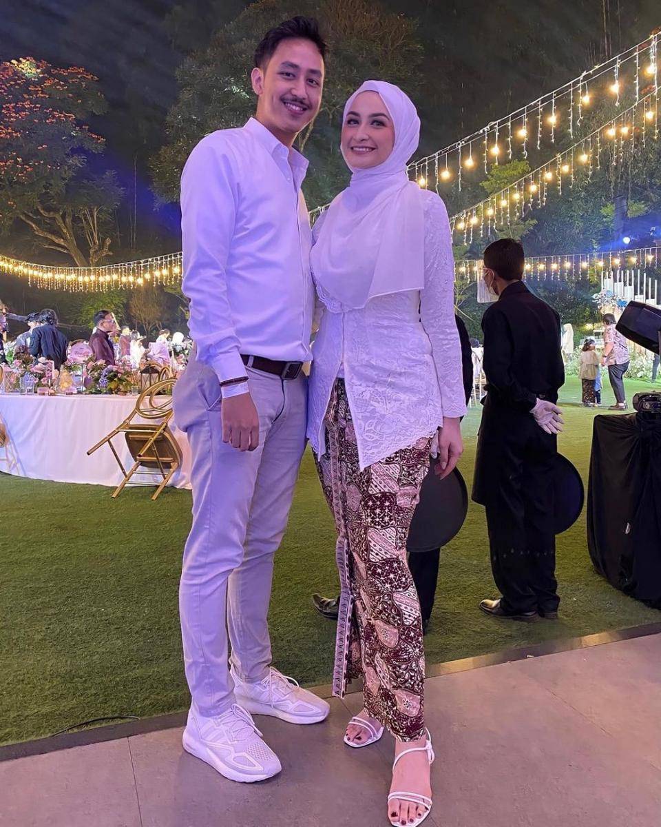 OOTD couple kondangan warna putih (instagram.com/shaniaindryn)