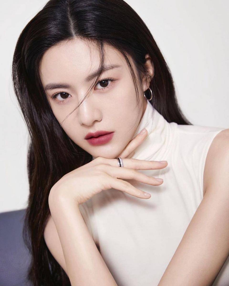 Go Yoon Jung (instagram.com/maakorea)