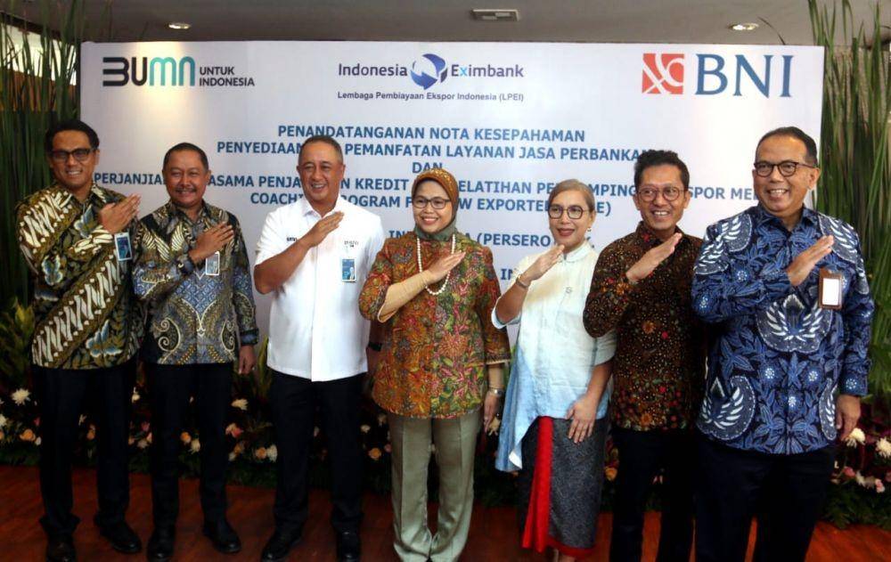 (Ki-ka) Direktur Tresuri dan Internasional BNI Henry Panjaitan, Direktur Bisnis UMKM BNI Muhammad Iqbal, Direktur Utama BNI Royke Tumilaar, Direktur Eksekutif LPEI Rijani Tirtoso, Direktur Pelaksana Bidang Hubungan Kelembagaan LPEI Chesna Fizetty Anwar, Direktur Pelaksana Bidang Pengembangan Bisnis LPEI Maqin U Norhadi, Direktur Pelaksana Bidang Pembiayaan LPEI Dikdik Yustandi dalam MoU BNI dan LPEI terkait pemberian penjaminan kredit UMKM, Senin (25/4/2022). (Dok. BNI)