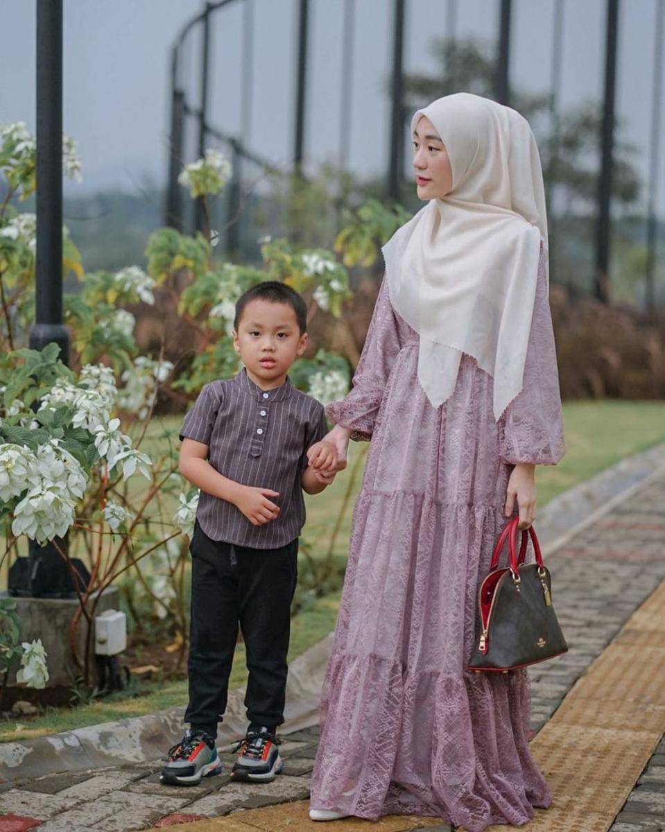 Larissa Chou dan buah hati (instagram.com/larissachou)