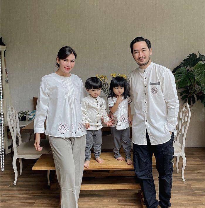 seragam keluarga artis (instagram.com/syahnasz)