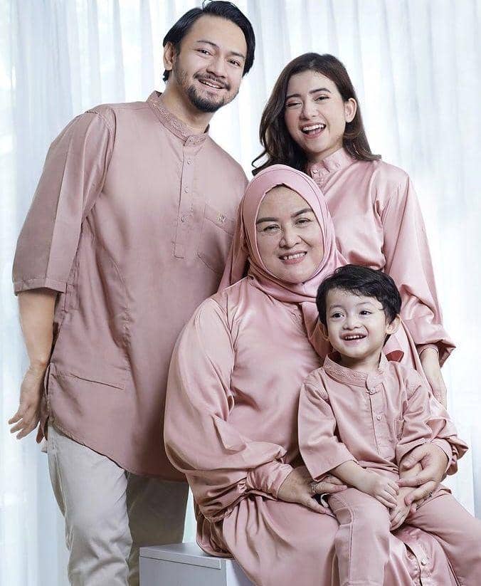 seragam keluarga artis (instagram.com/rizkinanazarr)