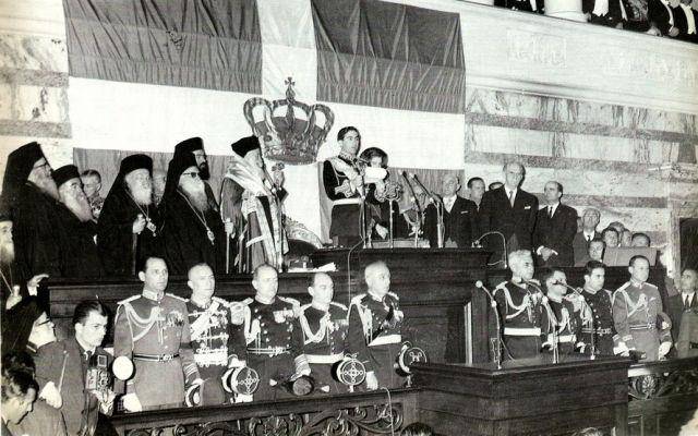 Constantine II saat diambil sumpahnya sebagai Raja Yunani pada 1964 (greekroyalfamily.gr)