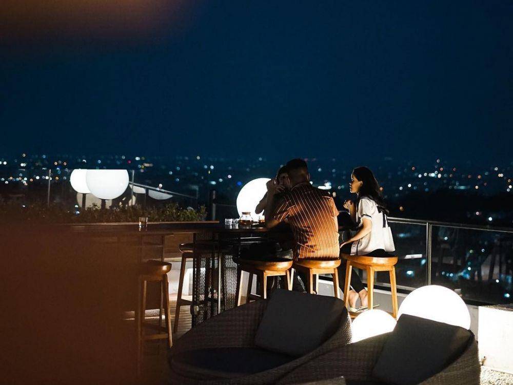 Suasana malam di Epicure Sky Terrace (instagram.com/epicure.skyterrace)