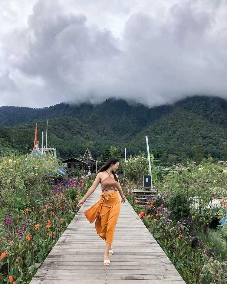 pondanu cabins lake hotel (instagram.com/desiyudhiana)