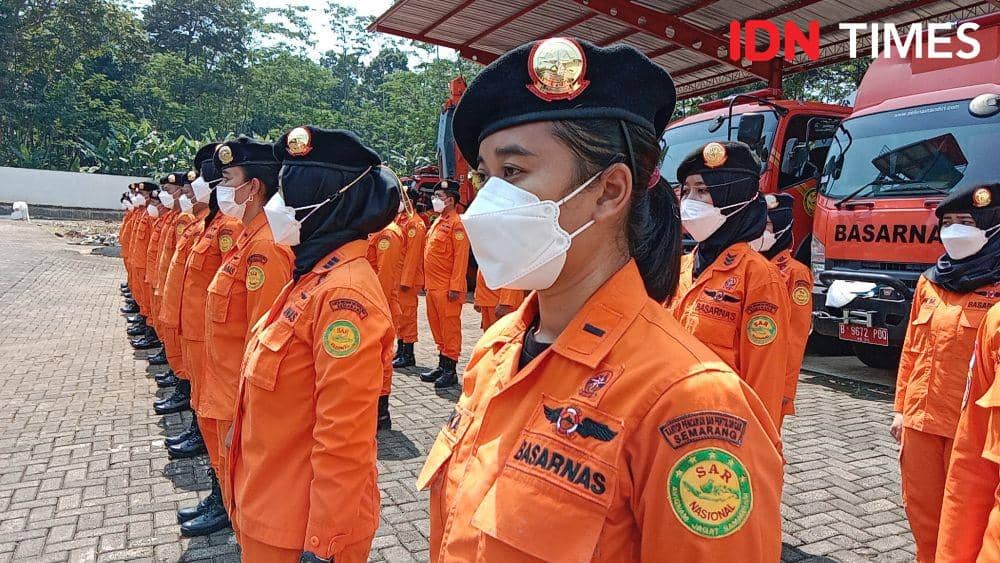 Sejumlah personel Basarnas Semarang saat mengikuti apel siaga menyambut arus mudik 2022. (IDN Times/Fariz Fardianto)