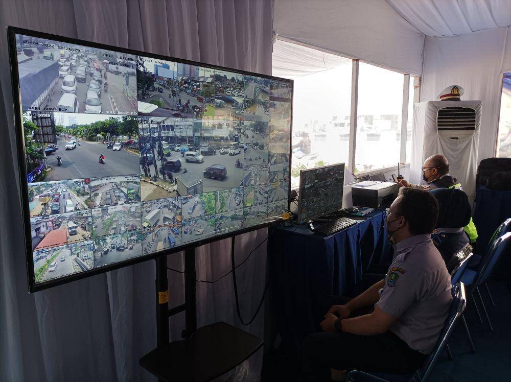 Petugas Dishub sedang memantau CCTV di Posyan Kota Bekasi. (IDN Times/Imam Faishal)