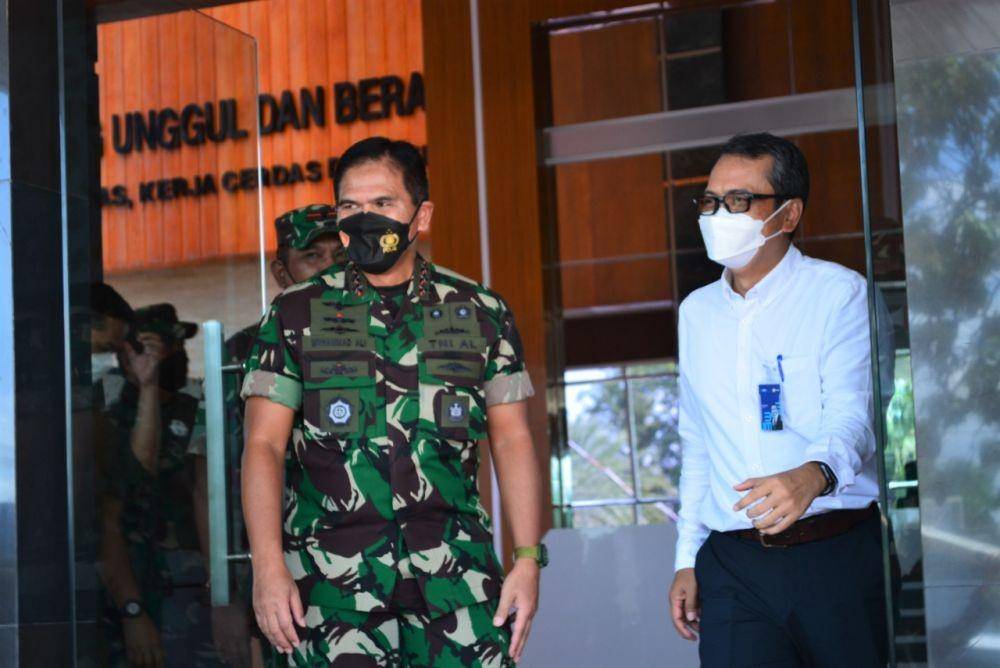 Pangkogabwilhan I, Laksamana Madya TNI Muhammad Ali bertemu General Manager PLN UID Lampung, I Gede Agung Sindu Putra, Senin (25/4/2022). (Dok. PLN UID Lampung).