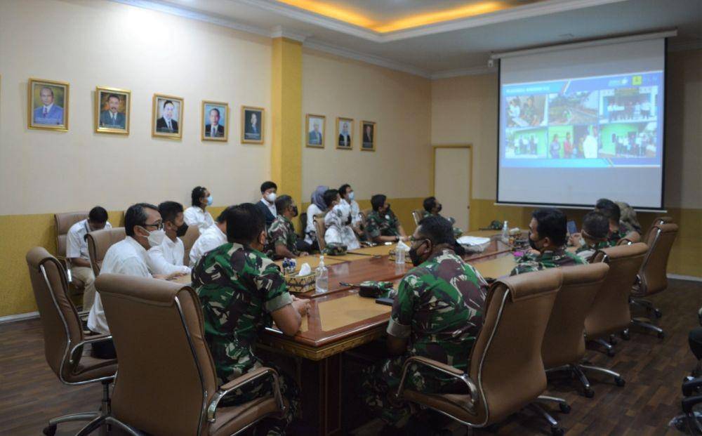 Pangkogabwilhan I, Laksamana Madya TNI Muhammad Ali bertemu General Manager PLN UID Lampung, I Gede Agung Sindu Putra, Senin (25/4/2022). (Dok. PLN UID Lampung).