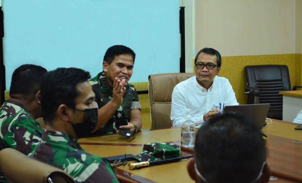 Pangkogabwilhan I, Laksamana Madya TNI Muhammad Ali bertemu General Manager PLN UID Lampung, I Gede Agung Sindu Putra, Senin (25/4/2022). (Dok. PLN UID Lampung).