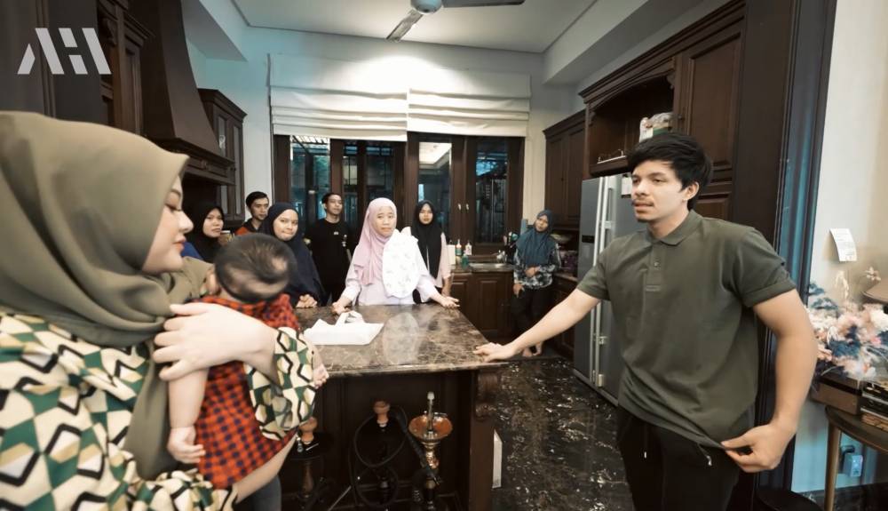 Atta dan Aurel beli baju lebaran untuk pegawainya (youtube.com/attahalilintar)