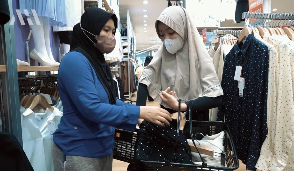 Atta dan Aurel beli baju lebaran untuk pegawainya (youtube.com/attahalilintar)