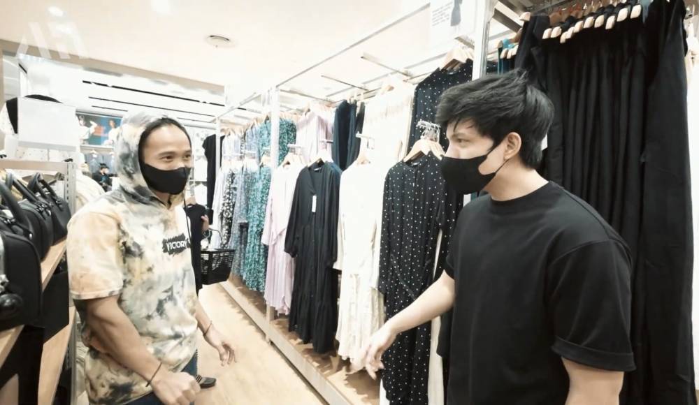 Atta dan Aurel beli baju lebaran untuk pegawainya (youtube.com/attahalilintar)