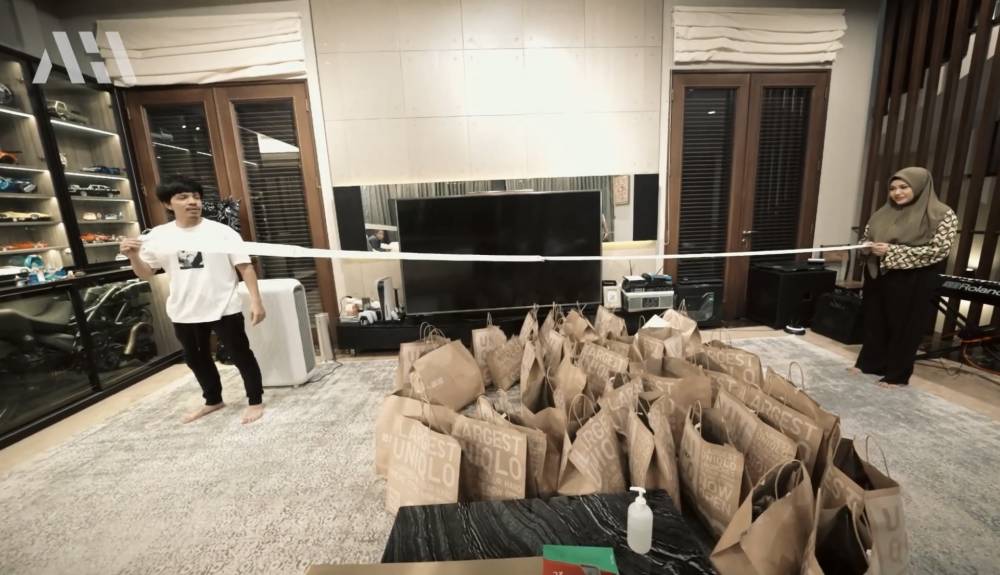 Atta dan Aurel beli baju lebaran untuk pegawainya (youtube.com/attahalilintar)