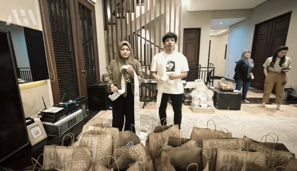 Atta dan Aurel beli baju lebaran untuk pegawainya (youtube.com/attahalilintar)