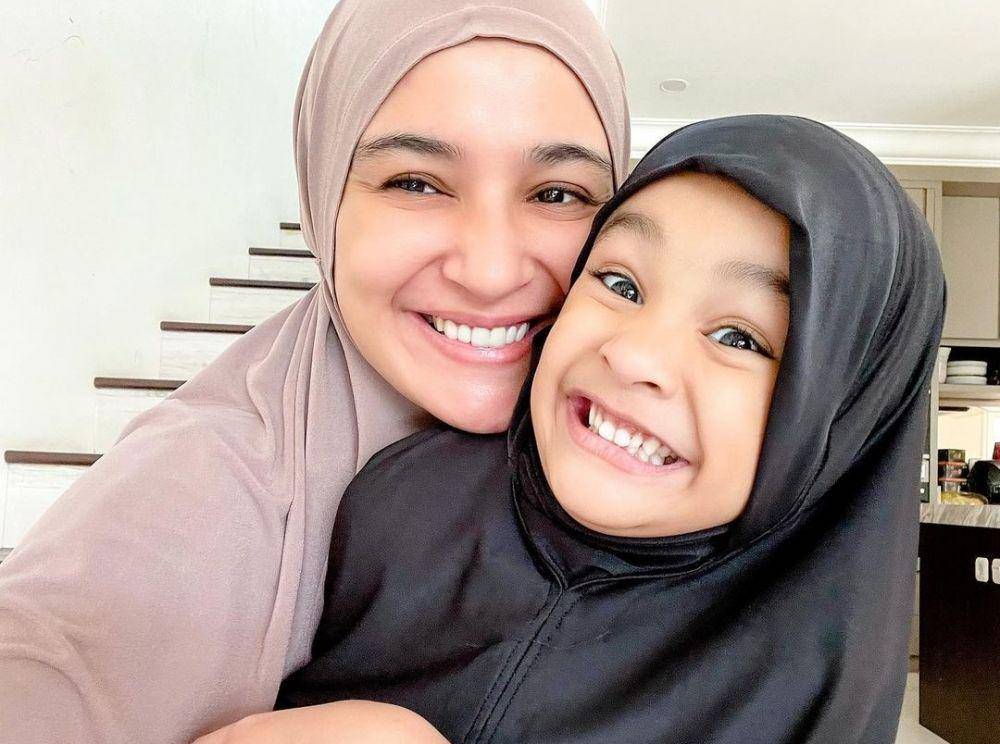 9 Potret Putri Shireen Sungkar Pakai Hijab, Makin Mirip Sang Bunda!